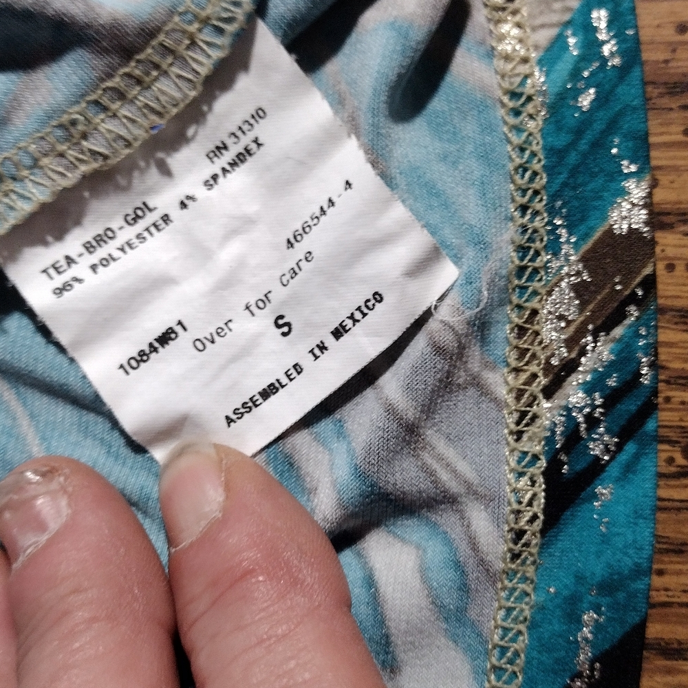 Sleeveless Cowl Necked Blouse W/Metallic Abstract Pattern - Picture 6 of 9